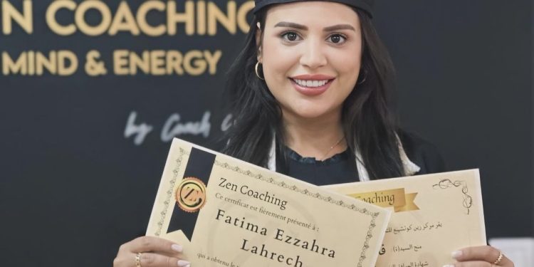 الفنانة فاطمة الزهراء لحرش تعبر عن فرحتها بتخرجها