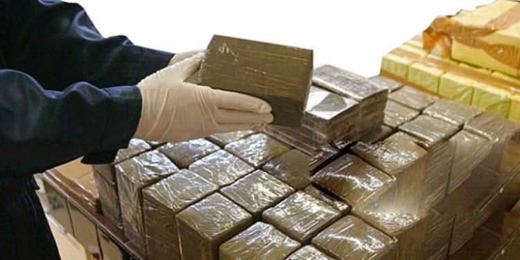 عناصر الدرك الملكي توقف شخصين للاشتباه في تورطهما في ترويج الحشيش والكوكايين