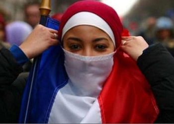 فرنسا تفرض على مؤثرة شهيرة خلع “الحجاب”