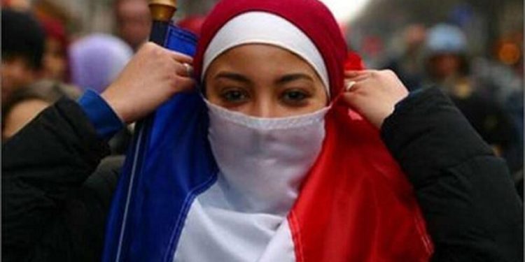 فرنسا تفرض على مؤثرة شهيرة خلع “الحجاب”