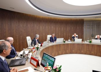 رئيس الحكومة يترأس اجتماعا مع المتدخلين في سلاسل الإنتاج الفلاحية لإنعاش القطاع الفلاحي