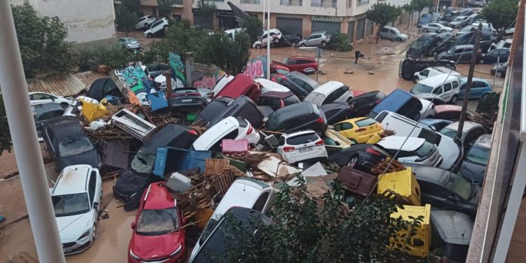 الحكومة الإسبانية تعلن الحداد الوطني لمدة ثلاثة أيام بسبب الفيضانات