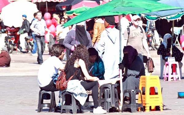 النصب والإحتيال يجر “نقاشة” إلى الإعتقال بساحة جامع الفنا