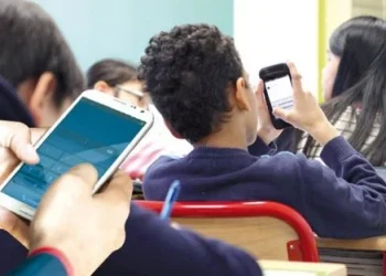  استخدام التلاميذ للهواتف المحمولة محور سؤال كتابي موجه لشكيب بنموسى