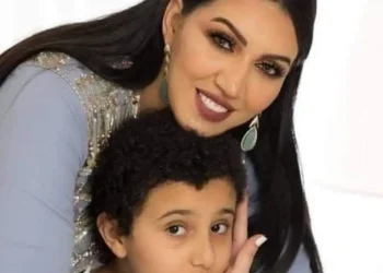 أسماء المنور تؤدي العمرة رفقة ابنها