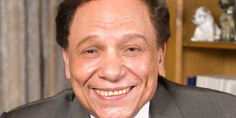 عائلة الفنان المصري “عادل إمام” تعلن اعتزاله الفن نهائيا