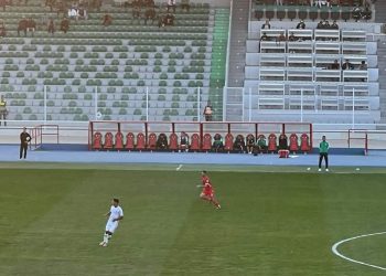 كرسي إحتياط مولودية وجدة بلاعبين فقط