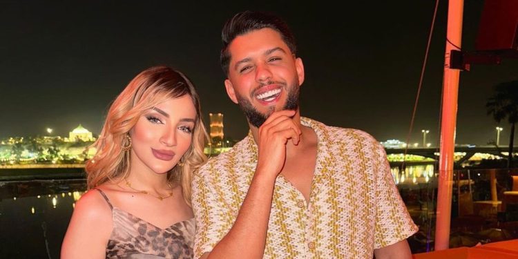 بسبب “قبلة” خولة وعلاء يتعرضان لموجة من الانتقادات في باريس