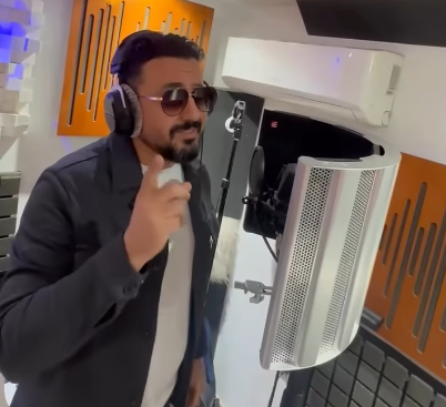 لأول مرة..رشيد العلالي يغني و يبهر متابعيه