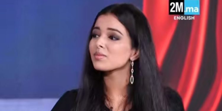 آية غرفاوي تتألق ببرنامج باللغة الإنجليزية لأول مرة على موقع 2m