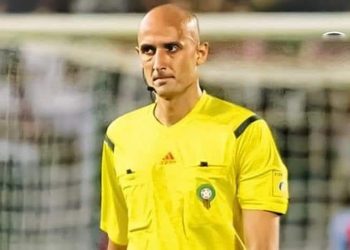 الرجاء يطالب بسحب الشارة الدولية من الحكم كريم صبري