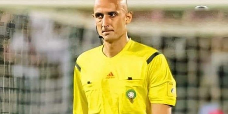 الرجاء يطالب بسحب الشارة الدولية من الحكم كريم صبري