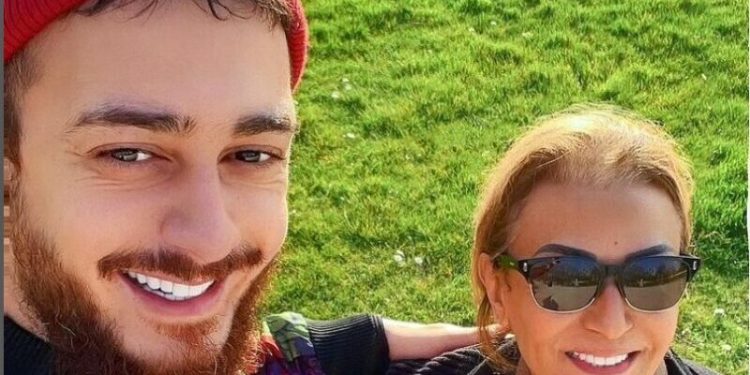 بكلمات مؤثرة..الفنانة نزهة الركراكي تساند نجلها سعد لمجرد