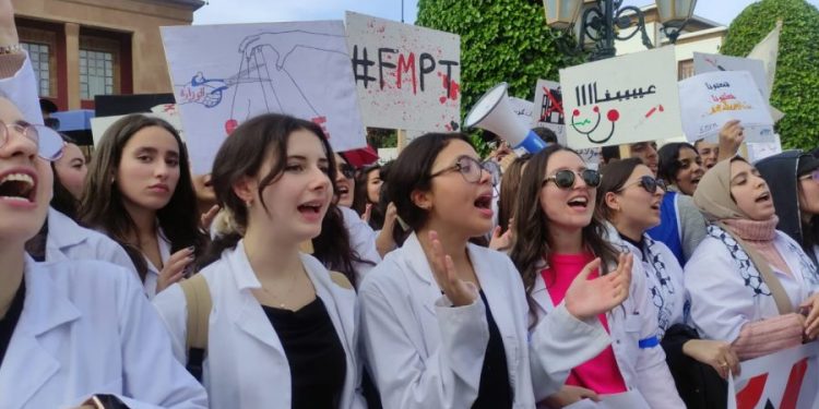 طلبة الطب يعلنون انفراج أزمتهم بتوقيع محضر تسوية مع الحكومة 