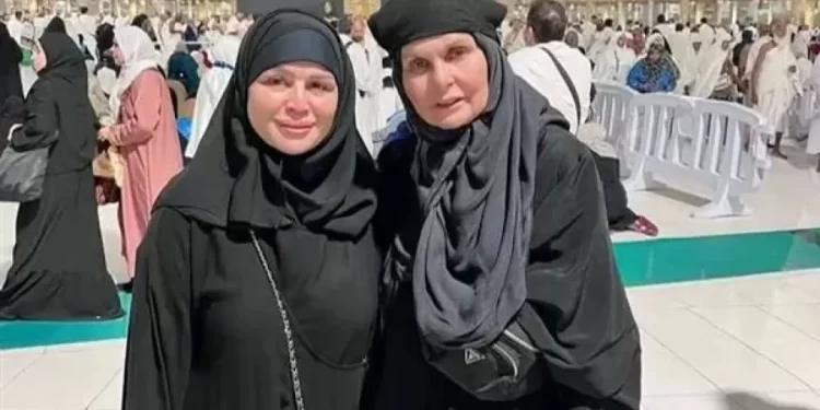 إلهام شاهين ويسرا تؤديان مناسك العمرة معًا