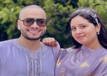 رفقة زوجها..سارة أستيري تنفي خبر طلاقها