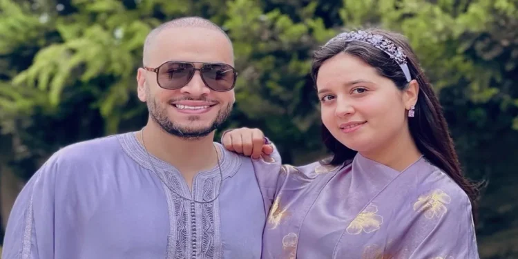 رفقة زوجها..سارة أستيري تنفي خبر طلاقها