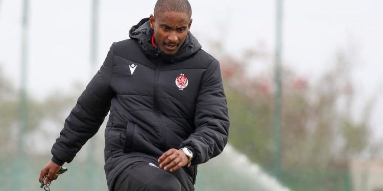 موكوينا يفرض عضوا جديدا في طاقمه التدريبي