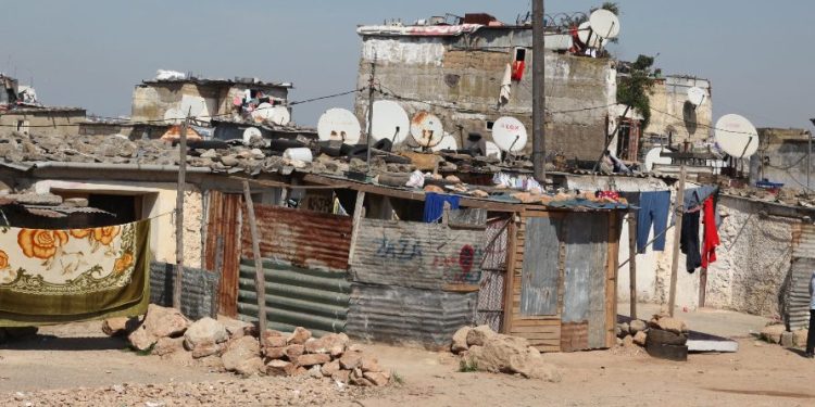 كاتب الدولة في الإسكان يعد بإنهاء ما تبقى من دور الصفيح