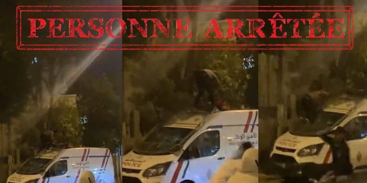 ولاية أمن البيضاء تدخل على خط شريط فيديو يظهر اعتلاء شخص في حالة هستيرية سقف سيارة للشرطة