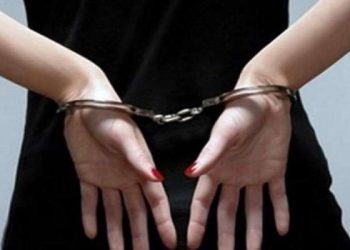 التحقيق مع سيدة عرضت طفلها للإيذاء العمدي