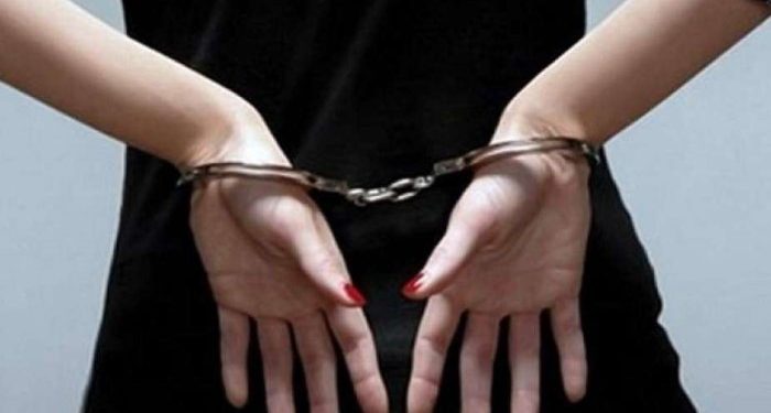 التحقيق مع سيدة عرضت طفلها للإيذاء العمدي