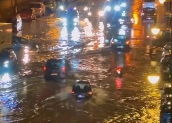 التساقطات المطرية تغرق أزقة مدينة طنجة