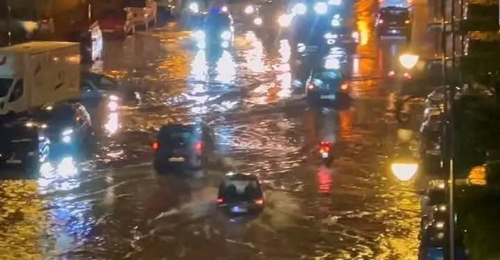 التساقطات المطرية تغرق أزقة مدينة طنجة