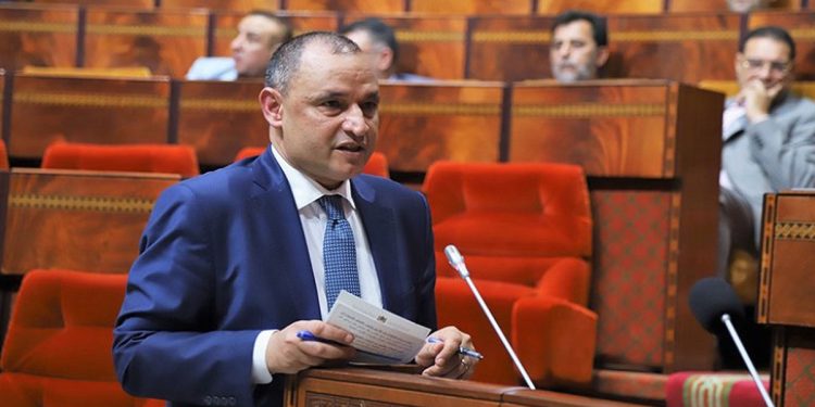 برلماني من الأغلبية يطالب رياض مزور بالتدخل لمراقبة منتجات خطرة في صالونات الحلاقة