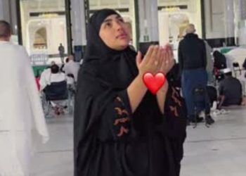 أميمة باعزية تؤدي مناسك العمرة برفقة حماتها