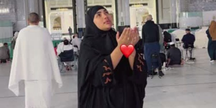 أميمة باعزية تؤدي مناسك العمرة برفقة حماتها