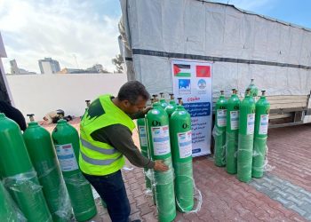 الجمعية المغربية لدعم إعمار فلسطين تجهز مستشفى الرنتيسي ومستشفى العيون باسطوانات الأكسجين