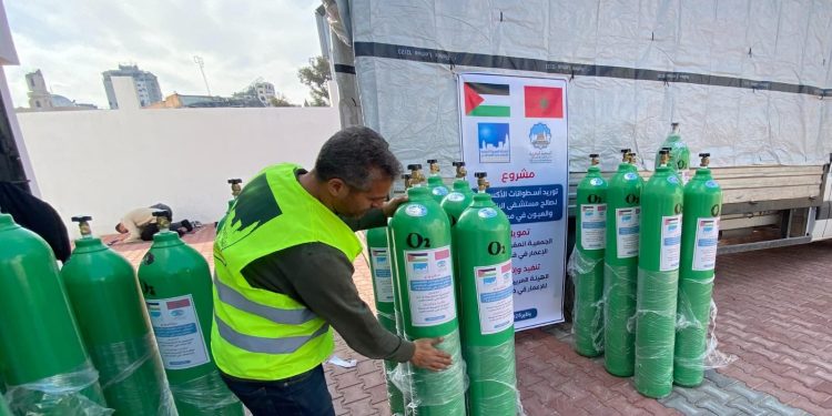 الجمعية المغربية لدعم إعمار فلسطين تجهز مستشفى الرنتيسي ومستشفى العيون باسطوانات الأكسجين