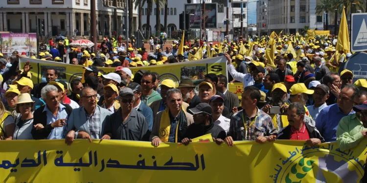 نقابة تطالب الحكومة بالتدخل لفرض زيادة الحد الأدنى للأجور
