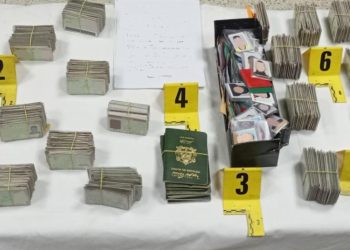 توقيف شخص بحوزته على 942 وثيقة تعريفية وثمانية جوازات سفر