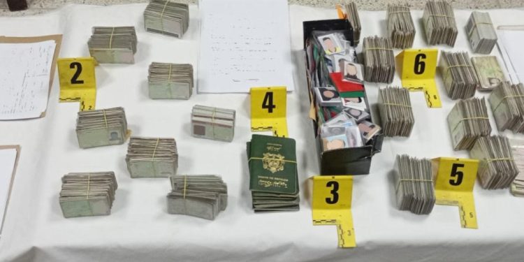 توقيف شخص بحوزته على 942 وثيقة تعريفية وثمانية جوازات سفر