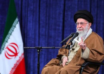 “طبول الحرب تُقرع.. خامنئي يتوعد برد قاسٍ على تهديدات ترامب!”