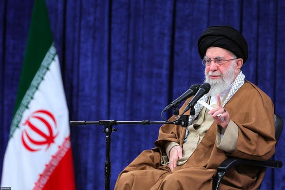 “طبول الحرب تُقرع.. خامنئي يتوعد برد قاسٍ على تهديدات ترامب!”