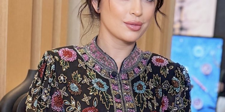 فرح الفاسي تكشف المستور عن أسباب طلاقها من عمر لطفي