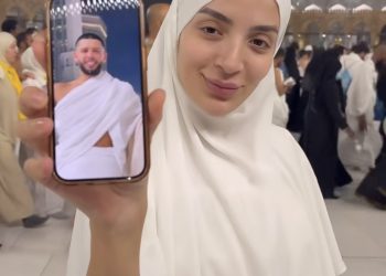 المؤثرة خولة “كوين” تؤدي مناسك العمرة