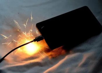 شاحن هاتف يتسبب في حر_يق داخل منزل بإنزكان
