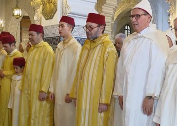 أمير المؤمنين يؤدي صلاة عيد الفطر بالرباط ويتقبل التهاني