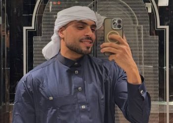 الرابور عبد العزيز وانزا يؤدي مناسك العمرة