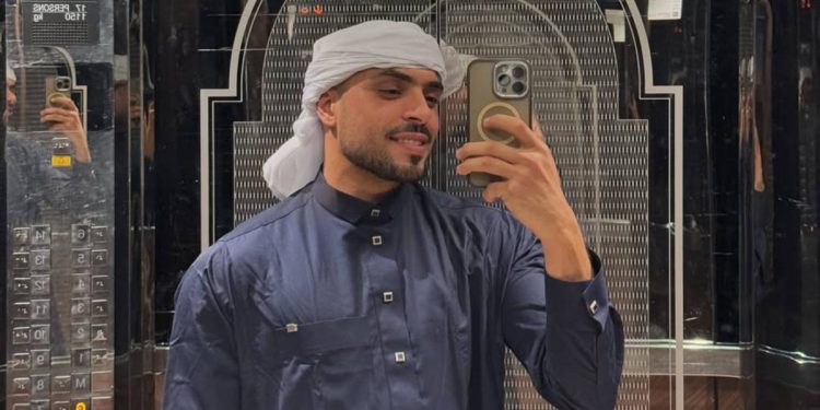 الرابور عبد العزيز وانزا يؤدي مناسك العمرة