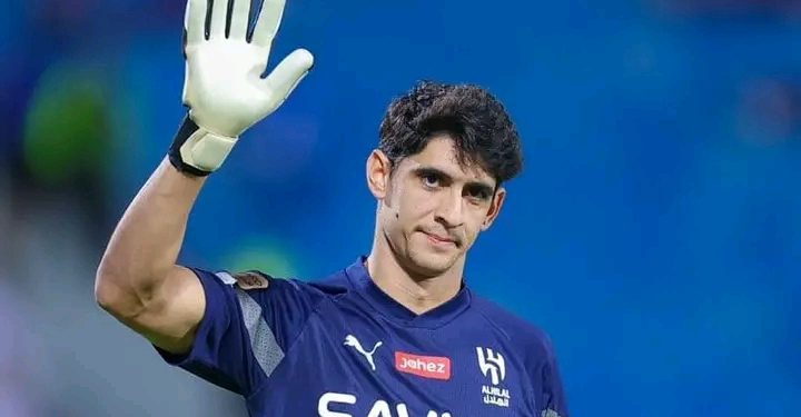 استبعاد مفاجئ ل”بونو” من قائمة الهلال