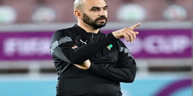 الركراكي يفقد مدافعين أساسيين قبل كأس إفريقيا