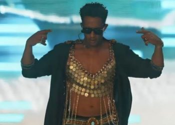 محمد رمضان يشعل مواقع التواصل بظهوره ببدلة رقص نسائية في مهرجان “كوتشيلا