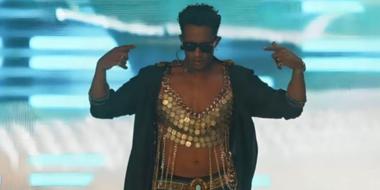 محمد رمضان يشعل مواقع التواصل بظهوره ببدلة رقص نسائية في مهرجان “كوتشيلا