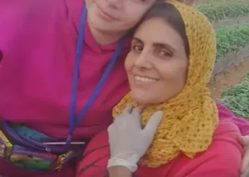 هذه حقيقة عمل الفنانة فاطمة عاطف في حقول الفراولة بإسبانيا