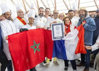 المغربي يوسف الگاتو يدخل غينيس بأطول كعكة فراولة في العالم